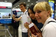 Готуючи дітей у закордонну подорож, перевірте правильність документів