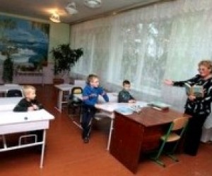 В сельские школы ученики ходят семьями, а взятки носят продуктами