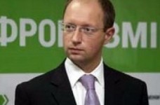 Арсеній Яценюк вимагає заборонити закриття україномовних шкіл