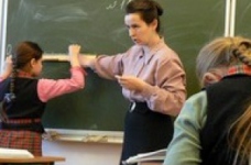 Профспілки вимагають зупинити закриття шкіл та звільнення вчителів