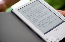 В українських школах пройде випробовування електронного пристрою для читання