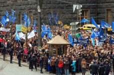 Азаров пообіцяв підвищити зарплати освітянам
