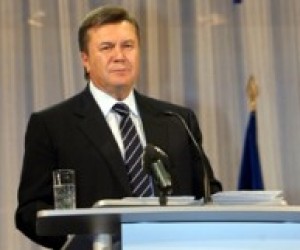 Янукович вважає знущанням, що на сході дітей вчать українській мові