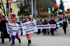 У Луцьку відбувся сатиричний карнавал з вимогою відставки Табачника