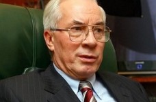 Азаров обіцяє бюджетним працівникам "серйозне" збільшення заробітної плати