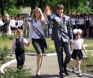 Сьогодні в українських школах відбулися свята "Останнього дзвоника"