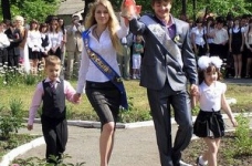 Сьогодні в українських школах відбулися свята "Останнього дзвоника"