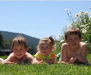 Скільки коштує путівка у літній табір в Україні та за кордоном