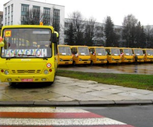 Понад 600 автобусів отримають школи цього року, - Д. Табачник