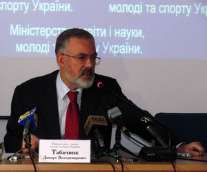 Ніхто не має права позбавляти дитину можливості навчання материнською мовою, - Д.Табачник