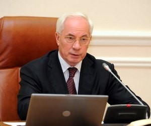 Юристів і маркетологів у нас більше, ніж токарів і зварювальників, - М.Азаров