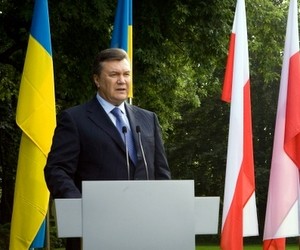 Забезпечення педагогам гідних умов праці стримується станом національної економіки, - В.Янукович