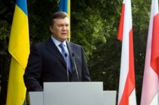 Забезпечення педагогам гідних умов праці стримується станом національної економіки, - В.Янукович