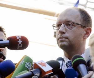 Яценюк вимагає забезпечити школи підручниками