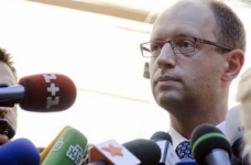 Яценюк вимагає забезпечити школи підручниками