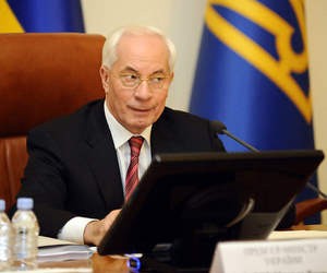 Азаров пропонує законодавчо боротися з корупцією в вузах