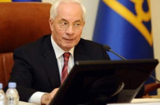 Азаров пропонує законодавчо боротися з корупцією в вузах