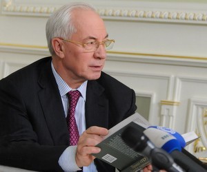 Прем’єр заявив, що учні старших класів забезпечені підручниками