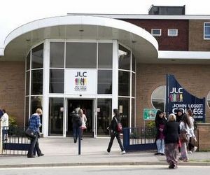 Державний британський коледж John Leggott College (Велика Британія)