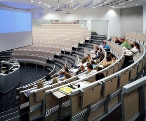 Більшість українців хоче, щоб їхні діти отримали вищу освіту, - опитування