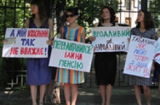 "Некрасиві" студентки принесли Табачнику дзеркало та запропонували "подивитися на себе"