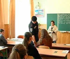 У Івано-Франківську дітей обшукували під час тесту (відео)