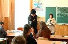 У Івано-Франківську дітей обшукували під час тесту (відео)