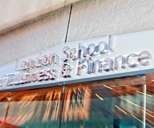 Стипендії на навчання в London School of Business and Finance