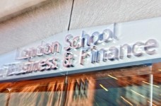 Стипендії на навчання в London School of Business and Finance
