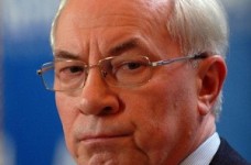 Азаров звільнить чиновників, які "урізали" стипендії