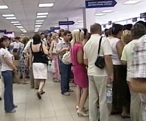 Молоді українці не можуть отримати закордонний паспорт та виїхати на навчання