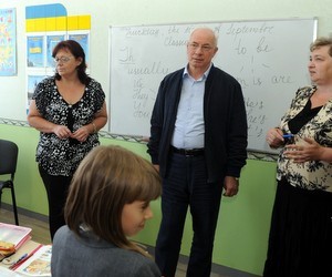 Харківські учителі запевнили Азарова, що зарплата їм виплачується вчасно