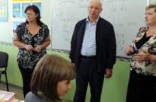 Харківські учителі запевнили Азарова, що зарплата їм виплачується вчасно