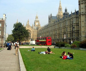 Вступ до університетів Великої Британії у 2012 році