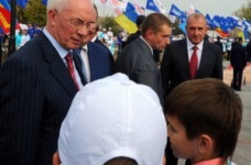 Ми повинні виховувати в дітях почуття патріотизму, - Азаров