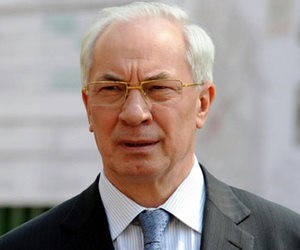 Азаров пообіцяв повернути престиж учительської професії