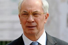 Азаров пообіцяв повернути престиж учительської професії