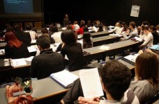 У Міносвіти заявляють, що гроші на стипендії виділено