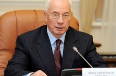 Азаров вважає, що гроші для бюджетників мають просити по-людські