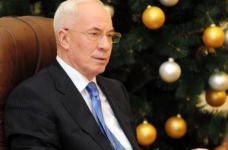 Азаров заявив, що бюджетники мають отримати зарплати