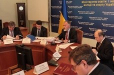 Міносвіти болісно реагує на критику законопроекту Ківалова