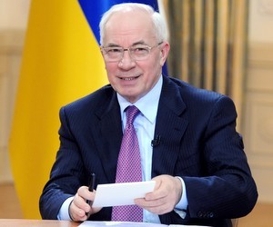 Азаров запевнив, що зменшення зарплат не планує