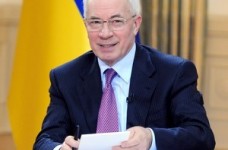 Азаров запевнив, що зменшення зарплат не планує