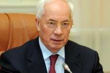 Азаров пообіцяв підвищити зарплати освітян