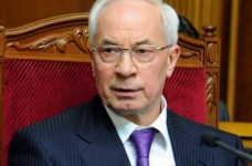 Азаров просить не використовувати викладачів у політичних акціях