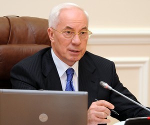 Уряд не буде скорочувати зарплати бюджетників, - Азаров