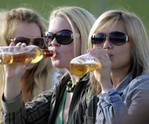 Половина дівчат-підлітків вживають слабоалкогольні напої, -  МОЗ