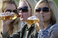 Половина дівчат-підлітків вживають слабоалкогольні напої, -  МОЗ