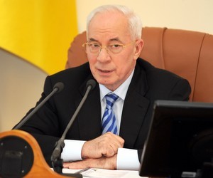 Азаров пообіцяв, що вчителі вчасно отримають відпускні