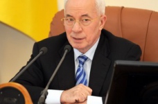 Азаров пообіцяв, що вчителі вчасно отримають відпускні